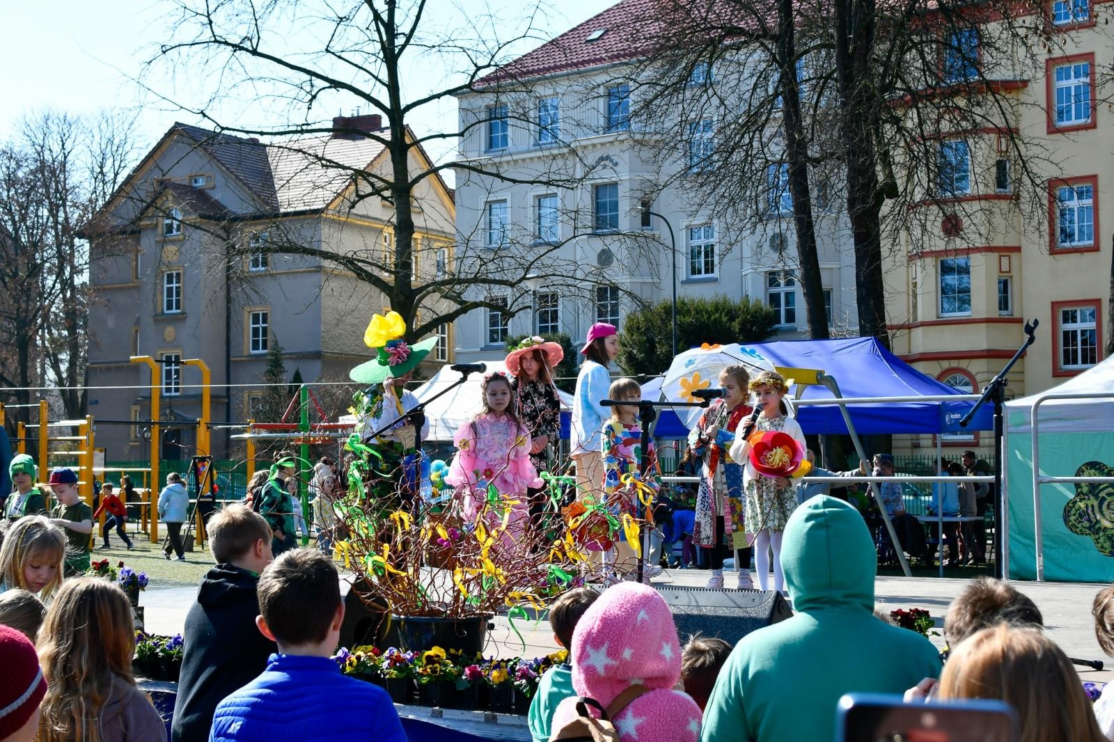 Zdjęcie w galerii na portalu naszraciborz.pl: Piknik na powitanie wiosny w Raciborzu. Gwarno i kolorowo w parku Jordanowskim [FOTO i WIDEO] wiadomości z regionu