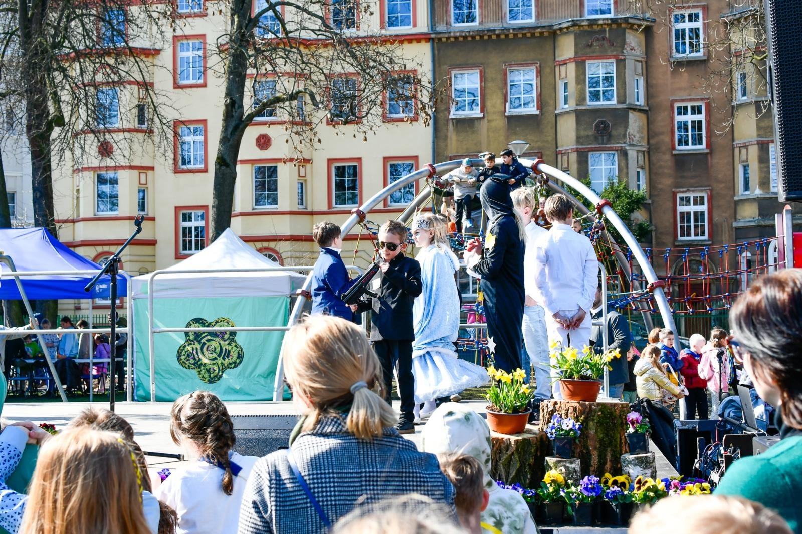 Zdjęcie w galerii na portalu naszraciborz.pl: Piknik na powitanie wiosny w Raciborzu. Gwarno i kolorowo w parku Jordanowskim [FOTO i WIDEO] wiadomości z regionu