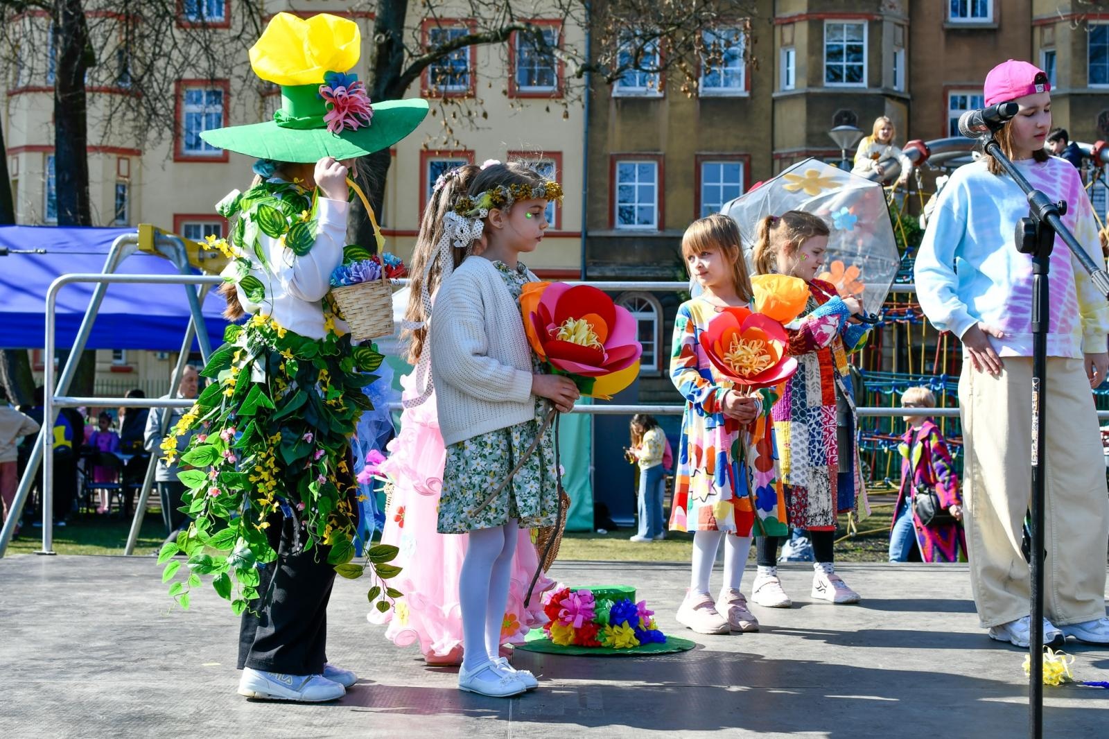 Zdjęcie w galerii na portalu naszraciborz.pl: Piknik na powitanie wiosny w Raciborzu. Gwarno i kolorowo w parku Jordanowskim [FOTO i WIDEO] wiadomości z regionu