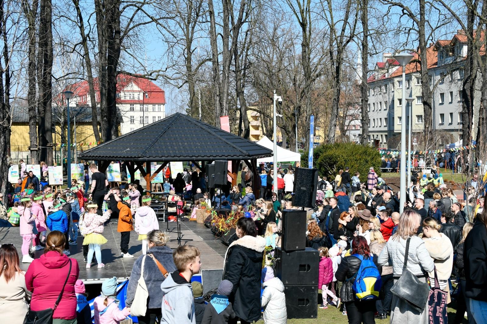 Zdjęcie w galerii na portalu naszraciborz.pl: Piknik na powitanie wiosny w Raciborzu. Gwarno i kolorowo w parku Jordanowskim [FOTO i WIDEO] wiadomości z regionu