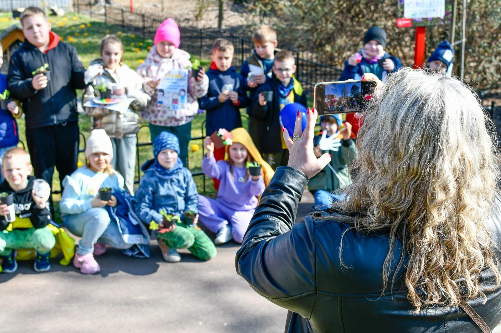 Zdjęcie w galerii na portalu naszraciborz.pl: Piknik na powitanie wiosny w Raciborzu. Gwarno i kolorowo w parku Jordanowskim [FOTO i WIDEO] wiadomości z regionu