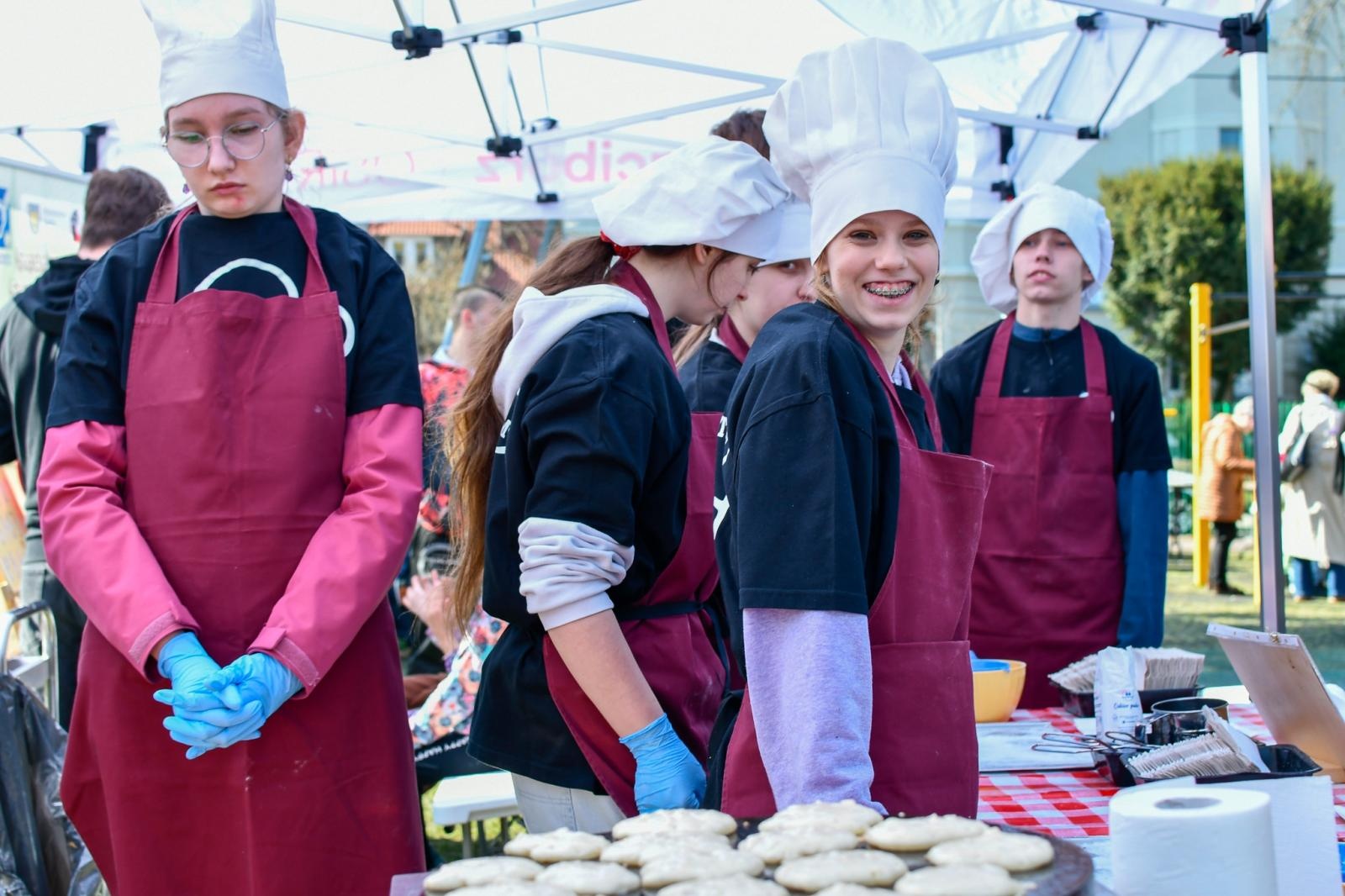 Zdjęcie w galerii na portalu naszraciborz.pl: Piknik na powitanie wiosny w Raciborzu. Gwarno i kolorowo w parku Jordanowskim [FOTO i WIDEO] wiadomości z regionu