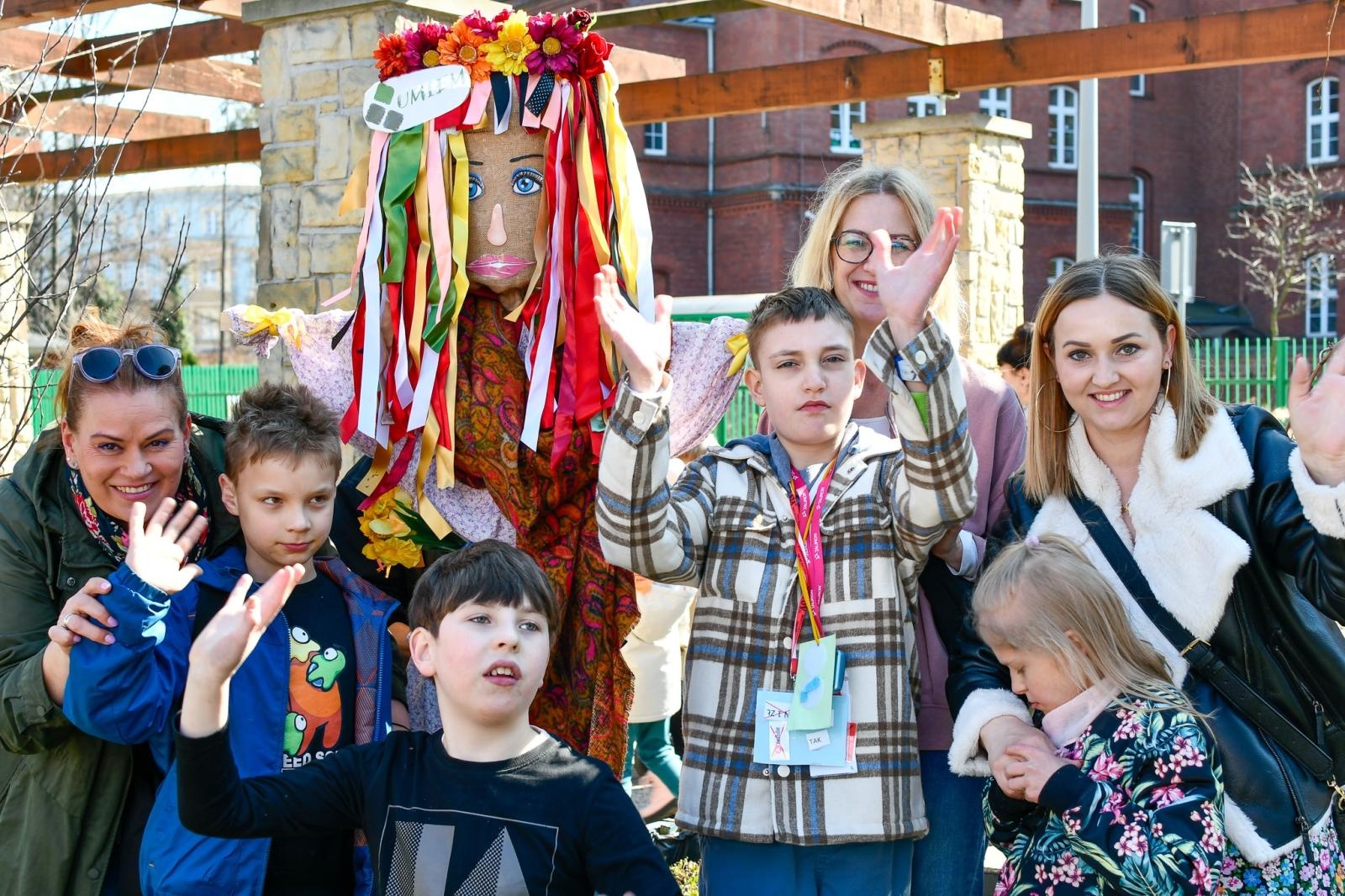 Zdjęcie w galerii na portalu naszraciborz.pl: Piknik na powitanie wiosny w Raciborzu. Gwarno i kolorowo w parku Jordanowskim [FOTO i WIDEO] wiadomości z regionu