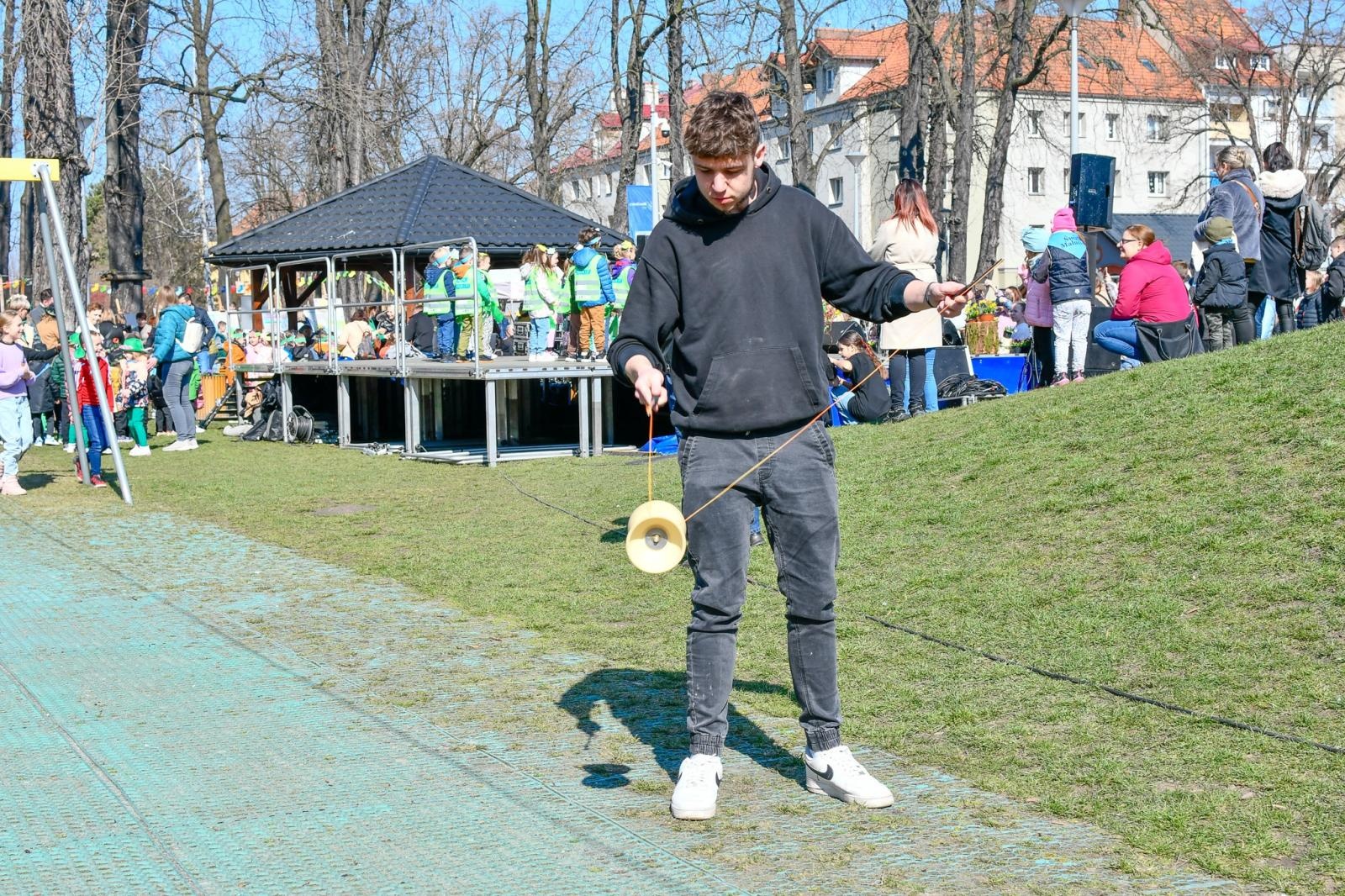 Zdjęcie w galerii na portalu naszraciborz.pl: Piknik na powitanie wiosny w Raciborzu. Gwarno i kolorowo w parku Jordanowskim [FOTO i WIDEO] wiadomości z regionu