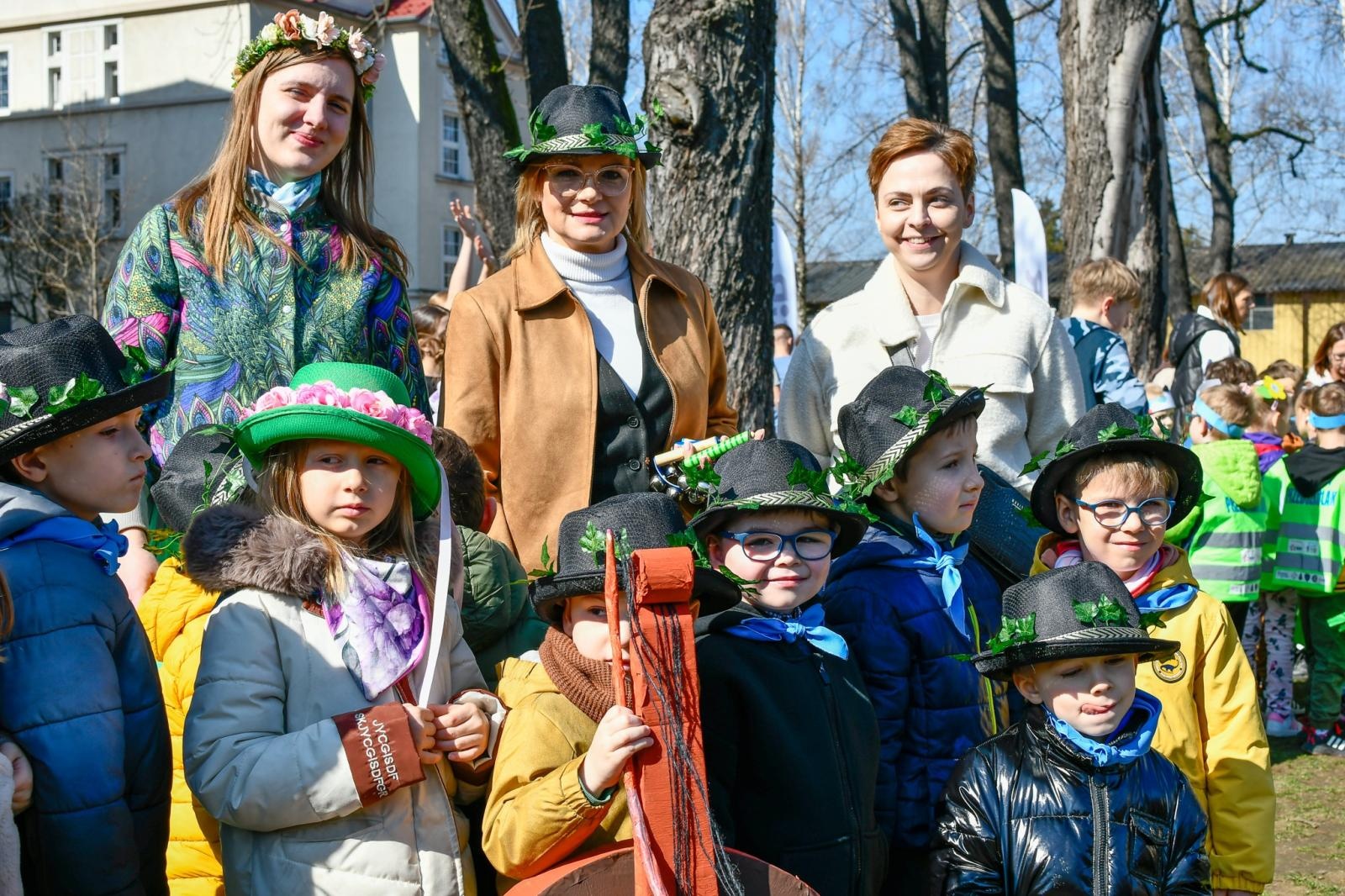 Zdjęcie w galerii na portalu naszraciborz.pl: Piknik na powitanie wiosny w Raciborzu. Gwarno i kolorowo w parku Jordanowskim [FOTO i WIDEO] wiadomości z regionu