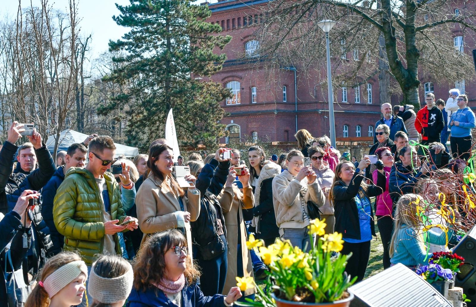 Zdjęcie w galerii na portalu naszraciborz.pl: Piknik na powitanie wiosny w Raciborzu. Gwarno i kolorowo w parku Jordanowskim [FOTO i WIDEO] wiadomości z regionu
