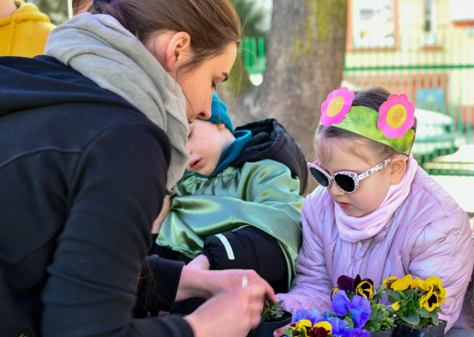 Zdjęcie w galerii na portalu naszraciborz.pl: Piknik na powitanie wiosny w Raciborzu. Gwarno i kolorowo w parku Jordanowskim [FOTO i WIDEO] wiadomości z regionu