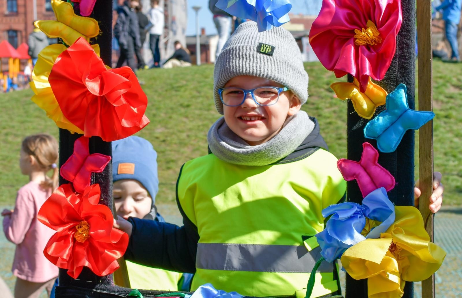 Zdjęcie w galerii na portalu naszraciborz.pl: Piknik na powitanie wiosny w Raciborzu. Gwarno i kolorowo w parku Jordanowskim [FOTO i WIDEO] wiadomości z regionu