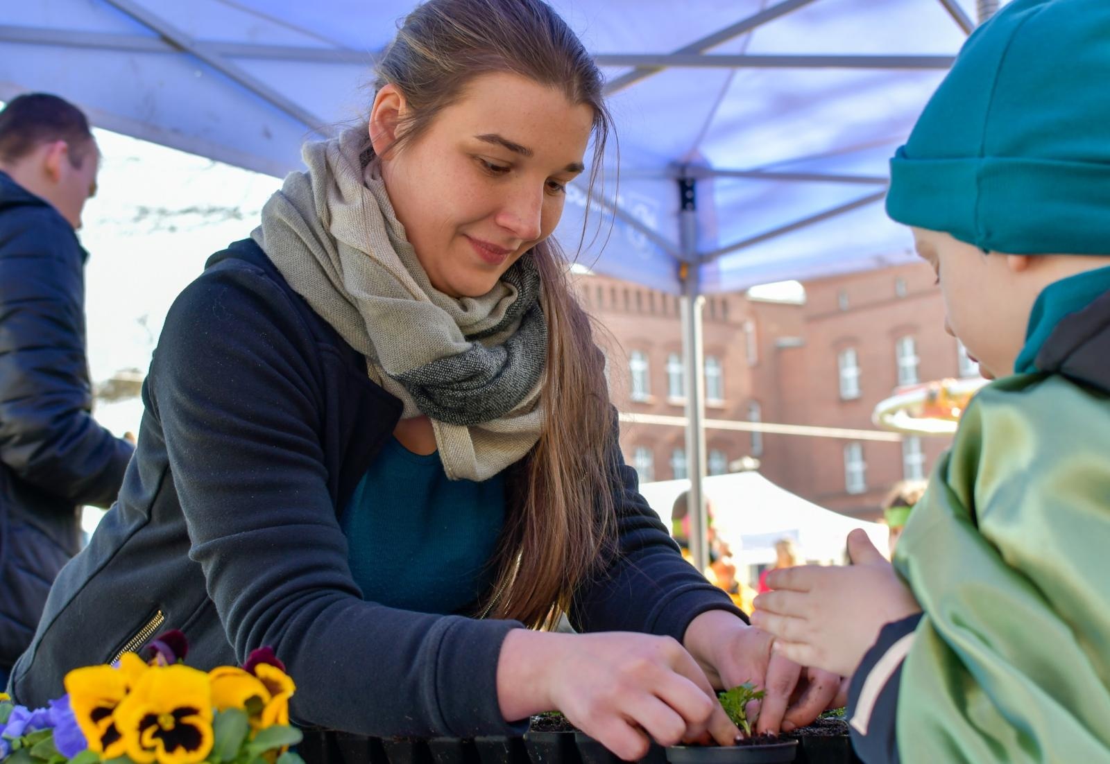Zdjęcie w galerii na portalu naszraciborz.pl: Piknik na powitanie wiosny w Raciborzu. Gwarno i kolorowo w parku Jordanowskim [FOTO i WIDEO] wiadomości z regionu