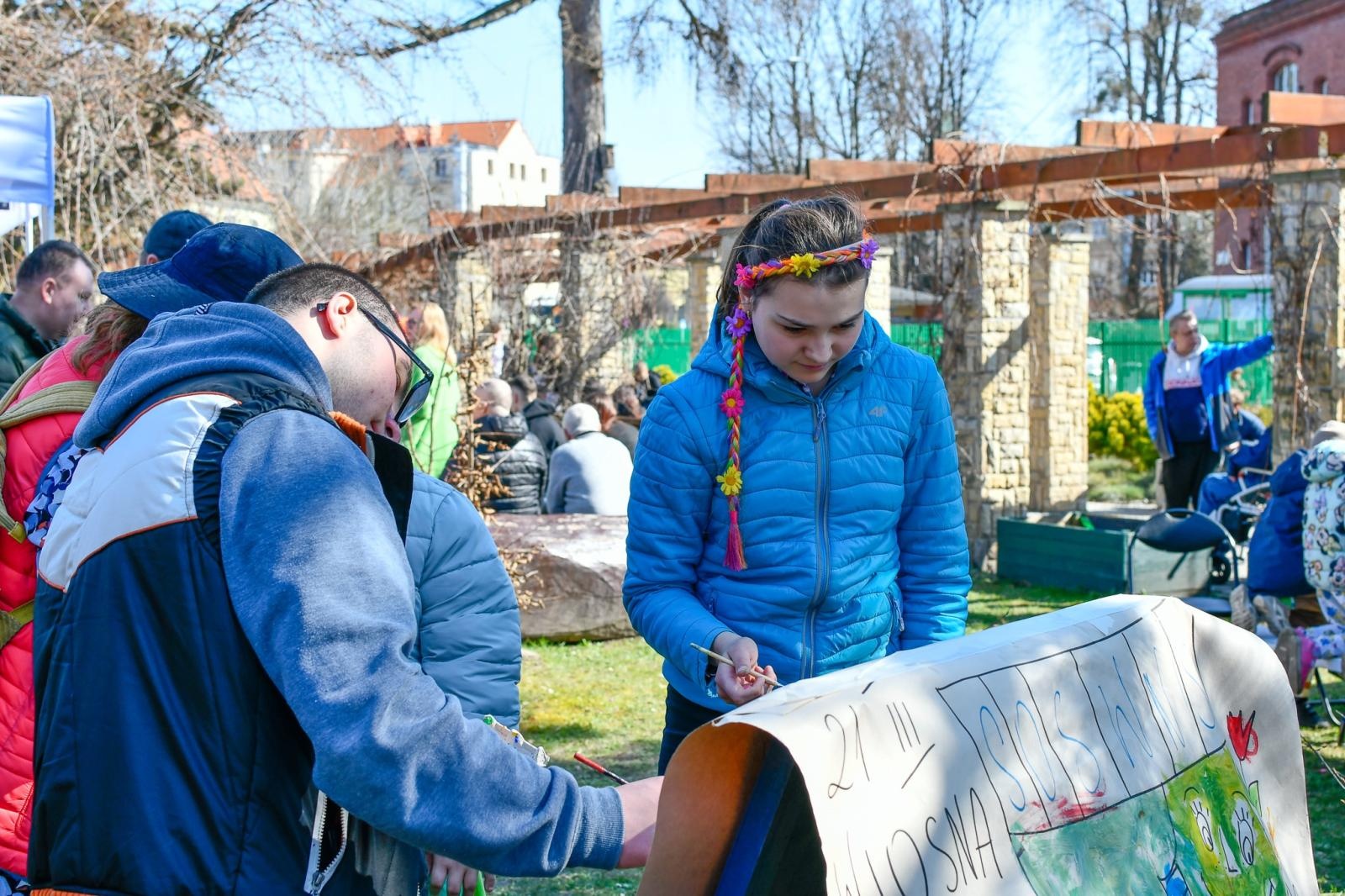 Zdjęcie w galerii na portalu naszraciborz.pl: Piknik na powitanie wiosny w Raciborzu. Gwarno i kolorowo w parku Jordanowskim [FOTO i WIDEO] wiadomości z regionu