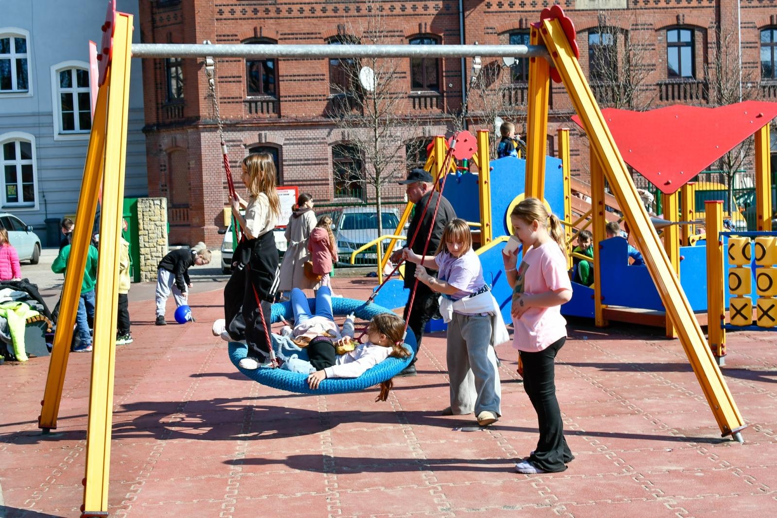 Zdjęcie w galerii na portalu naszraciborz.pl: Piknik na powitanie wiosny w Raciborzu. Gwarno i kolorowo w parku Jordanowskim [FOTO i WIDEO] wiadomości z regionu