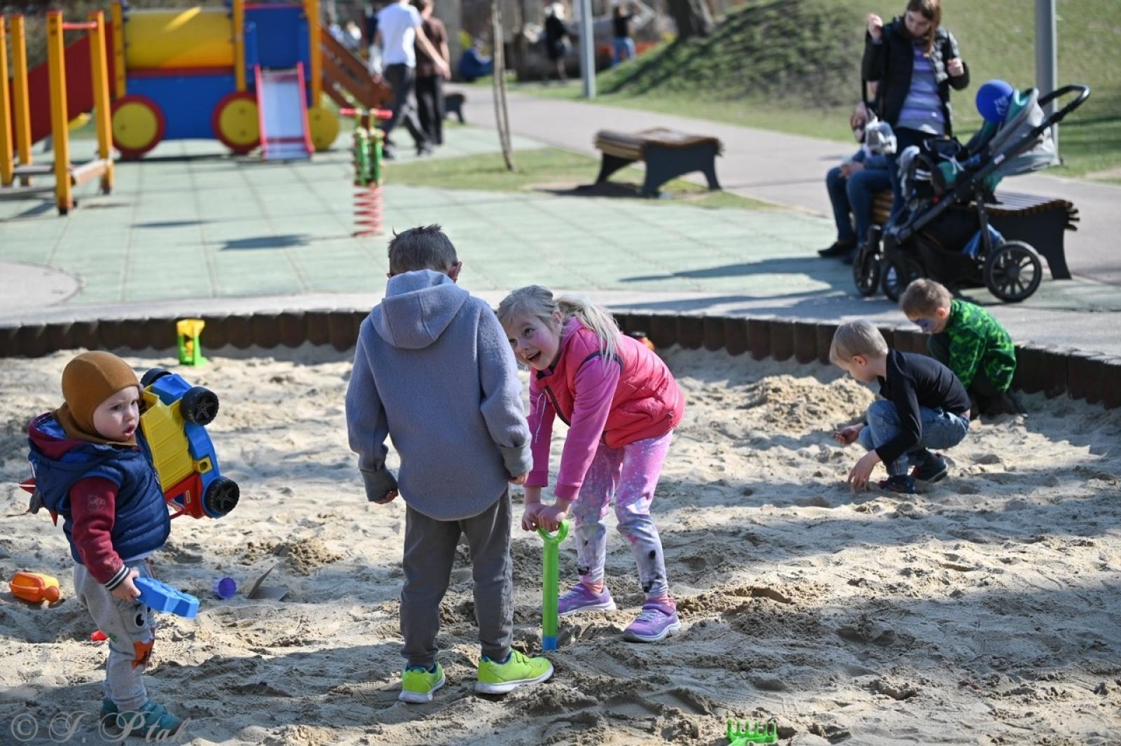 Zdjęcie w galerii na portalu naszraciborz.pl: Piknik na powitanie wiosny w Raciborzu. Gwarno i kolorowo w parku Jordanowskim [FOTO i WIDEO] wiadomości z regionu