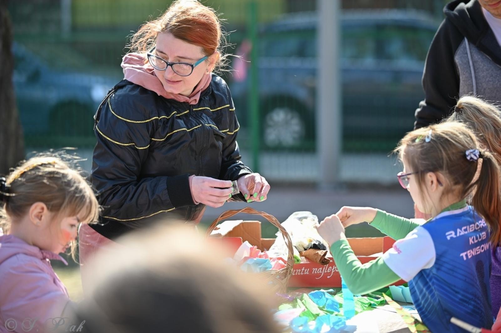 Zdjęcie w galerii na portalu naszraciborz.pl: Piknik na powitanie wiosny w Raciborzu. Gwarno i kolorowo w parku Jordanowskim [FOTO i WIDEO] wiadomości z regionu