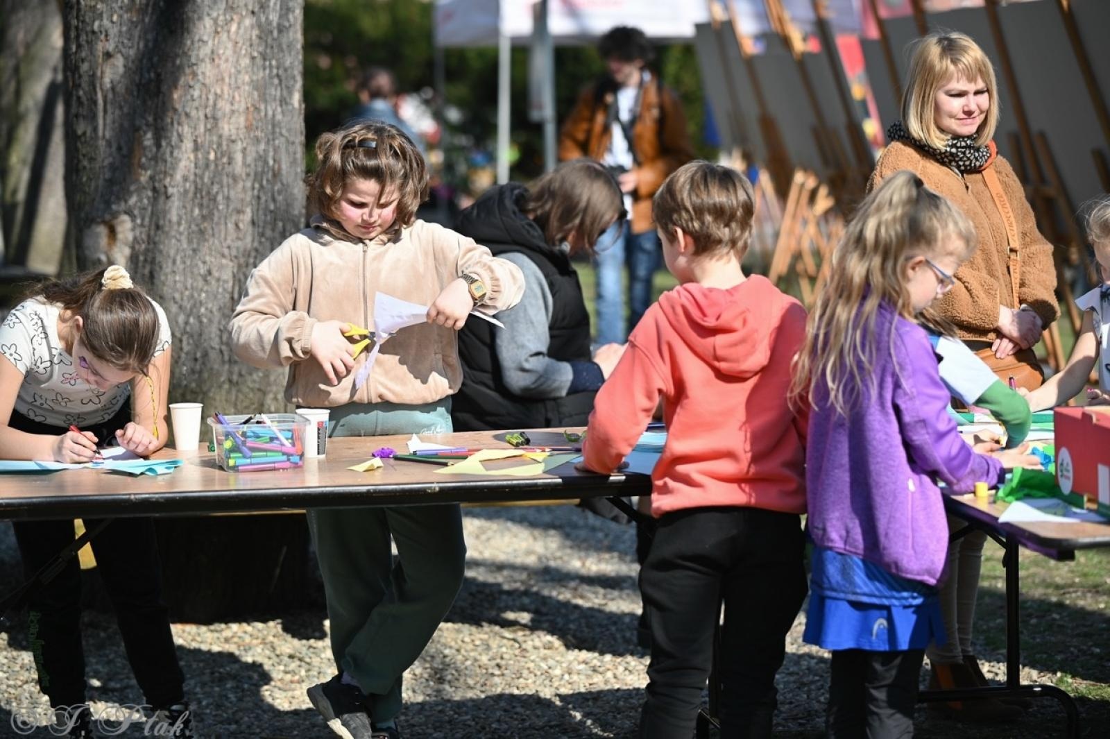 Zdjęcie w galerii na portalu naszraciborz.pl: Piknik na powitanie wiosny w Raciborzu. Gwarno i kolorowo w parku Jordanowskim [FOTO i WIDEO] wiadomości z regionu
