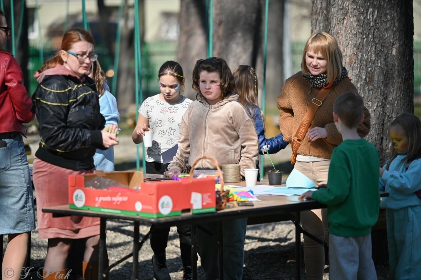 Zdjęcie w galerii na portalu naszraciborz.pl: Piknik na powitanie wiosny w Raciborzu. Gwarno i kolorowo w parku Jordanowskim [FOTO i WIDEO] wiadomości z regionu