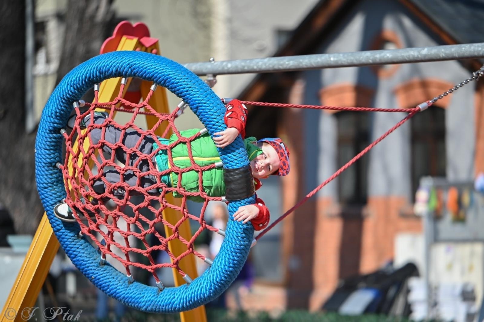 Zdjęcie w galerii na portalu naszraciborz.pl: Piknik na powitanie wiosny w Raciborzu. Gwarno i kolorowo w parku Jordanowskim [FOTO i WIDEO] wiadomości z regionu