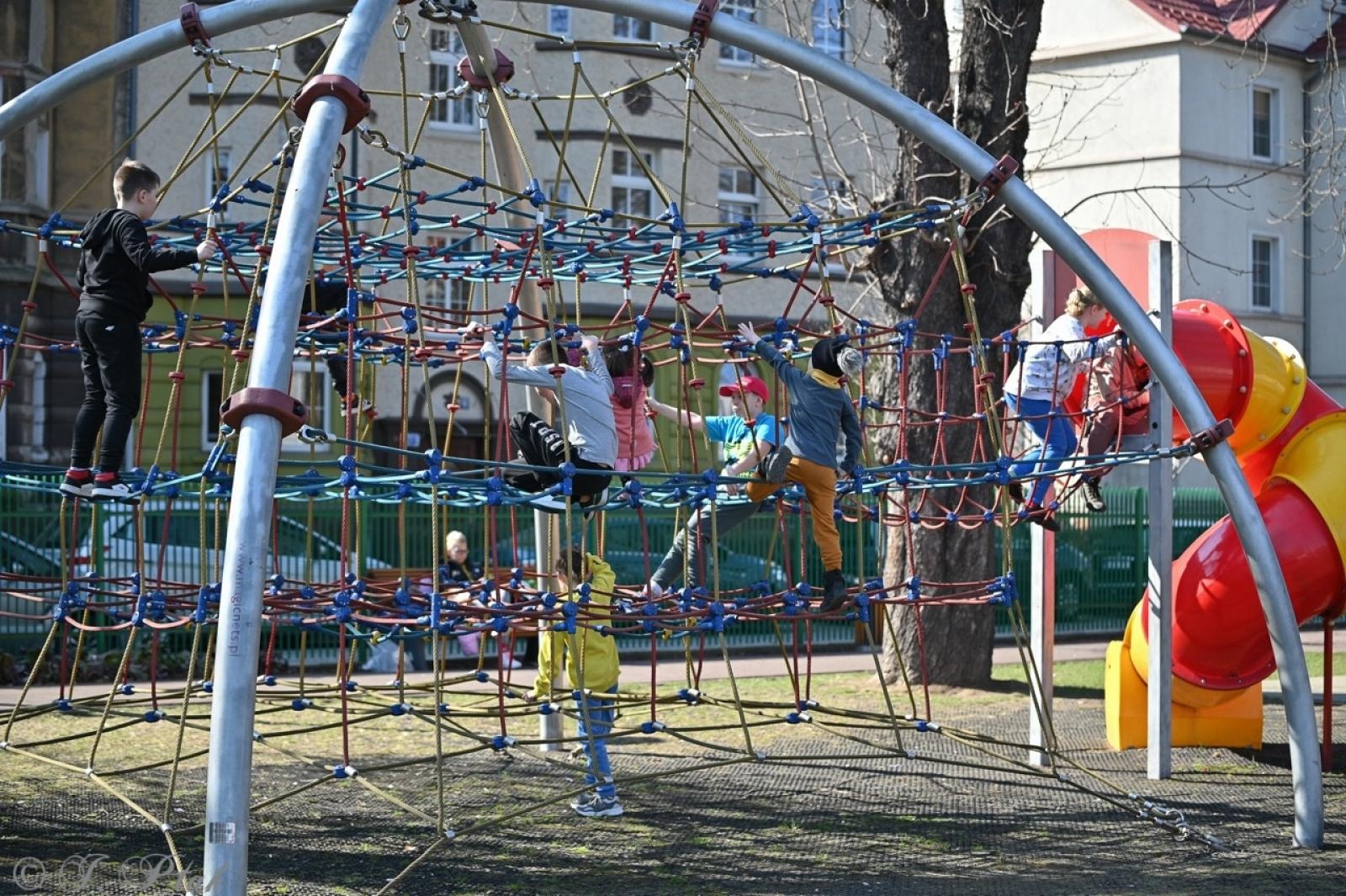 Zdjęcie w galerii na portalu naszraciborz.pl: Piknik na powitanie wiosny w Raciborzu. Gwarno i kolorowo w parku Jordanowskim [FOTO i WIDEO] wiadomości z regionu
