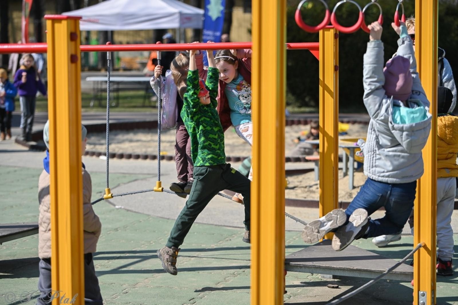 Zdjęcie w galerii na portalu naszraciborz.pl: Piknik na powitanie wiosny w Raciborzu. Gwarno i kolorowo w parku Jordanowskim [FOTO i WIDEO] wiadomości z regionu