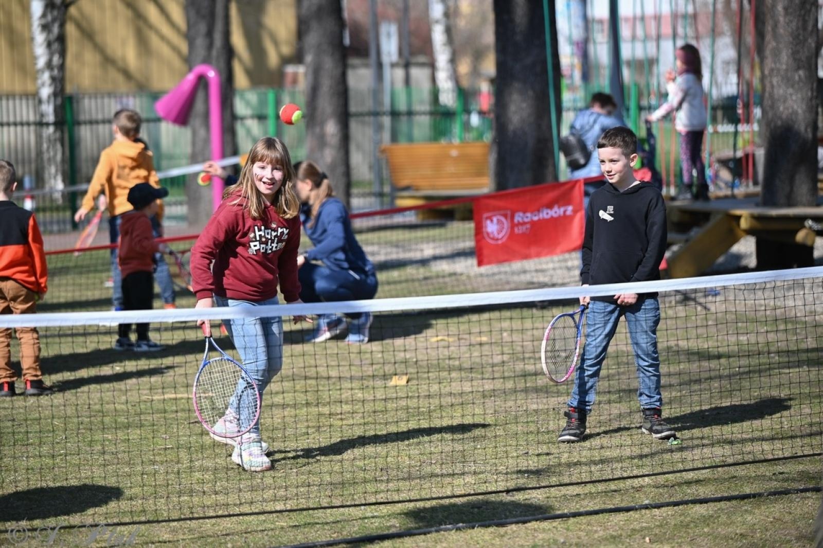 Zdjęcie w galerii na portalu naszraciborz.pl: Piknik na powitanie wiosny w Raciborzu. Gwarno i kolorowo w parku Jordanowskim [FOTO i WIDEO] wiadomości z regionu