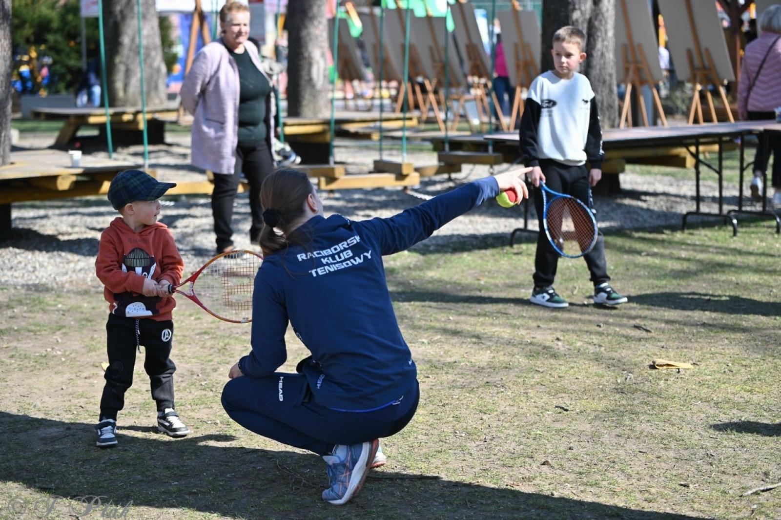 Zdjęcie w galerii na portalu naszraciborz.pl: Piknik na powitanie wiosny w Raciborzu. Gwarno i kolorowo w parku Jordanowskim [FOTO i WIDEO] wiadomości z regionu