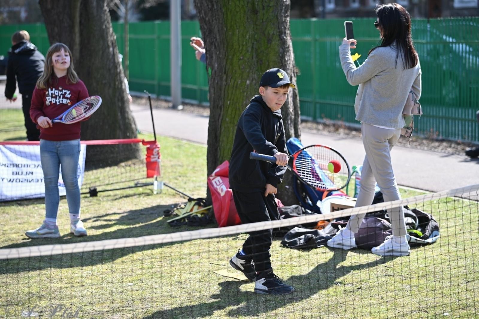 Zdjęcie w galerii na portalu naszraciborz.pl: Piknik na powitanie wiosny w Raciborzu. Gwarno i kolorowo w parku Jordanowskim [FOTO i WIDEO] wiadomości z regionu