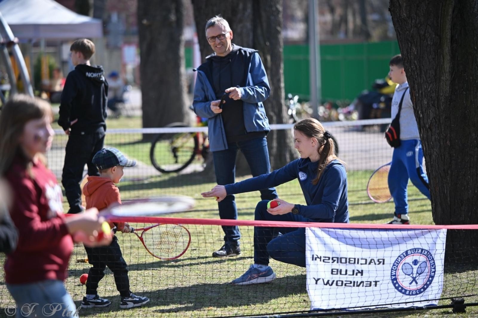 Zdjęcie w galerii na portalu naszraciborz.pl: Piknik na powitanie wiosny w Raciborzu. Gwarno i kolorowo w parku Jordanowskim [FOTO i WIDEO] wiadomości z regionu