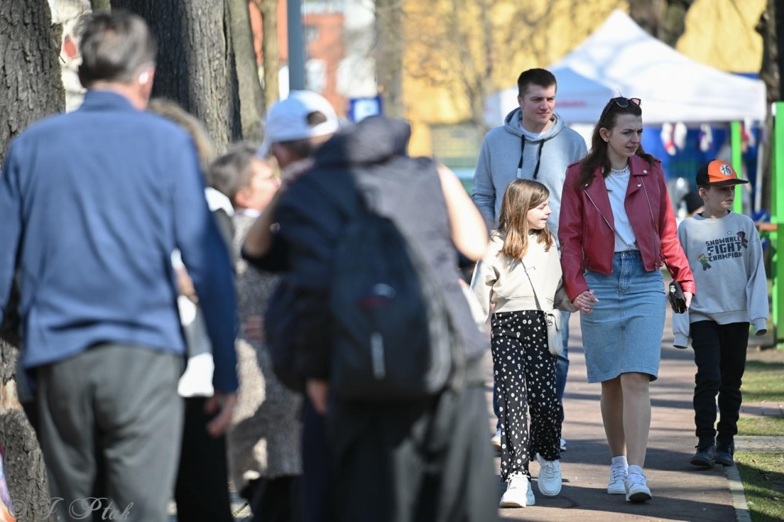 Zdjęcie w galerii na portalu naszraciborz.pl: Piknik na powitanie wiosny w Raciborzu. Gwarno i kolorowo w parku Jordanowskim [FOTO i WIDEO] wiadomości z regionu
