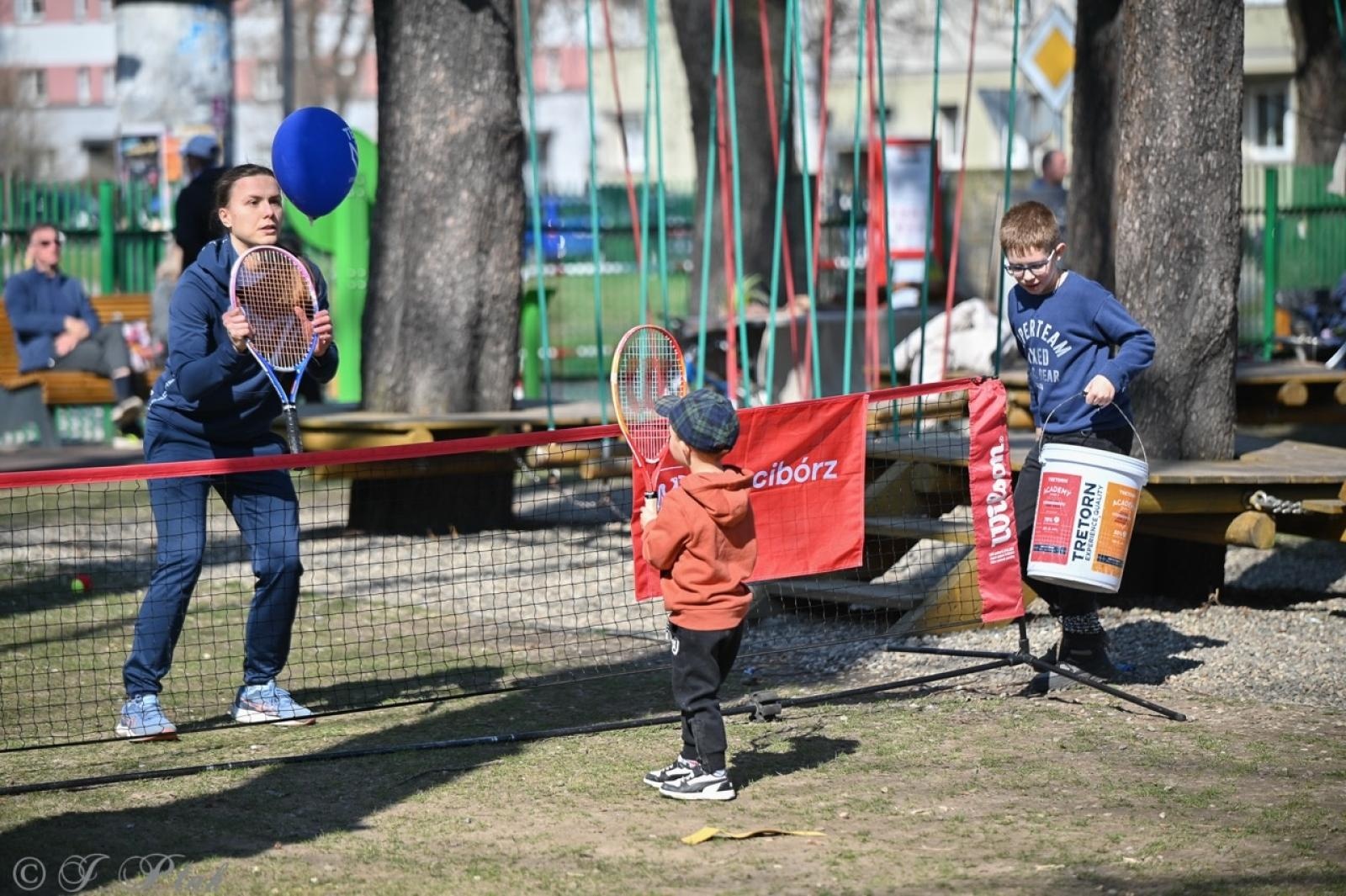 Zdjęcie w galerii na portalu naszraciborz.pl: Piknik na powitanie wiosny w Raciborzu. Gwarno i kolorowo w parku Jordanowskim [FOTO i WIDEO] wiadomości z regionu