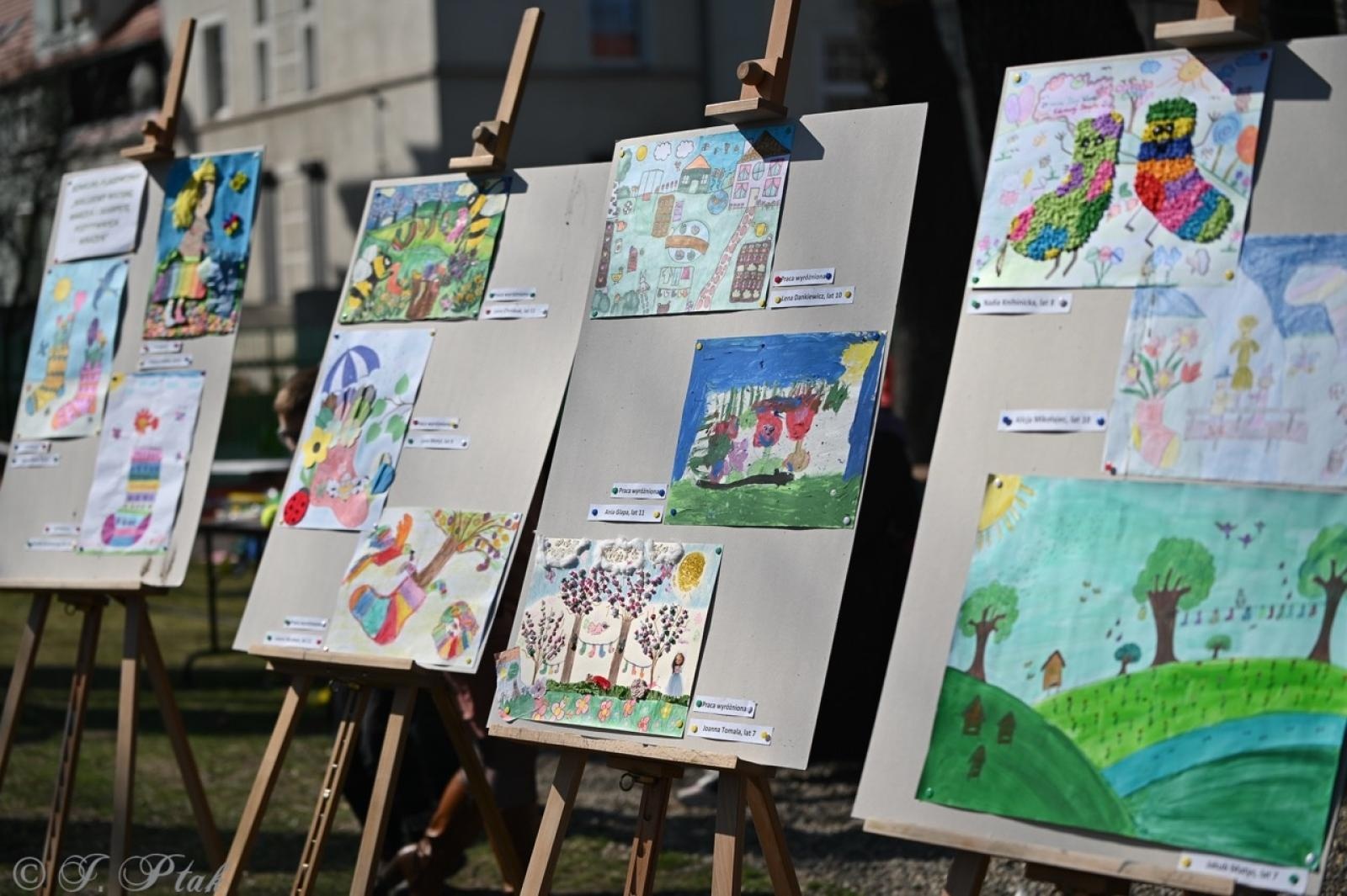 Zdjęcie w galerii na portalu naszraciborz.pl: Piknik na powitanie wiosny w Raciborzu. Gwarno i kolorowo w parku Jordanowskim [FOTO i WIDEO] wiadomości z regionu