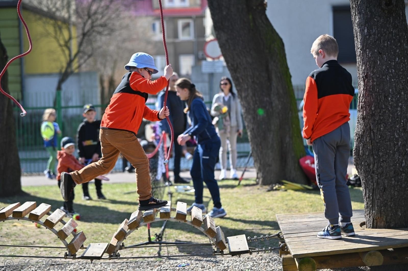 Zdjęcie w galerii na portalu naszraciborz.pl: Piknik na powitanie wiosny w Raciborzu. Gwarno i kolorowo w parku Jordanowskim [FOTO i WIDEO] wiadomości z regionu