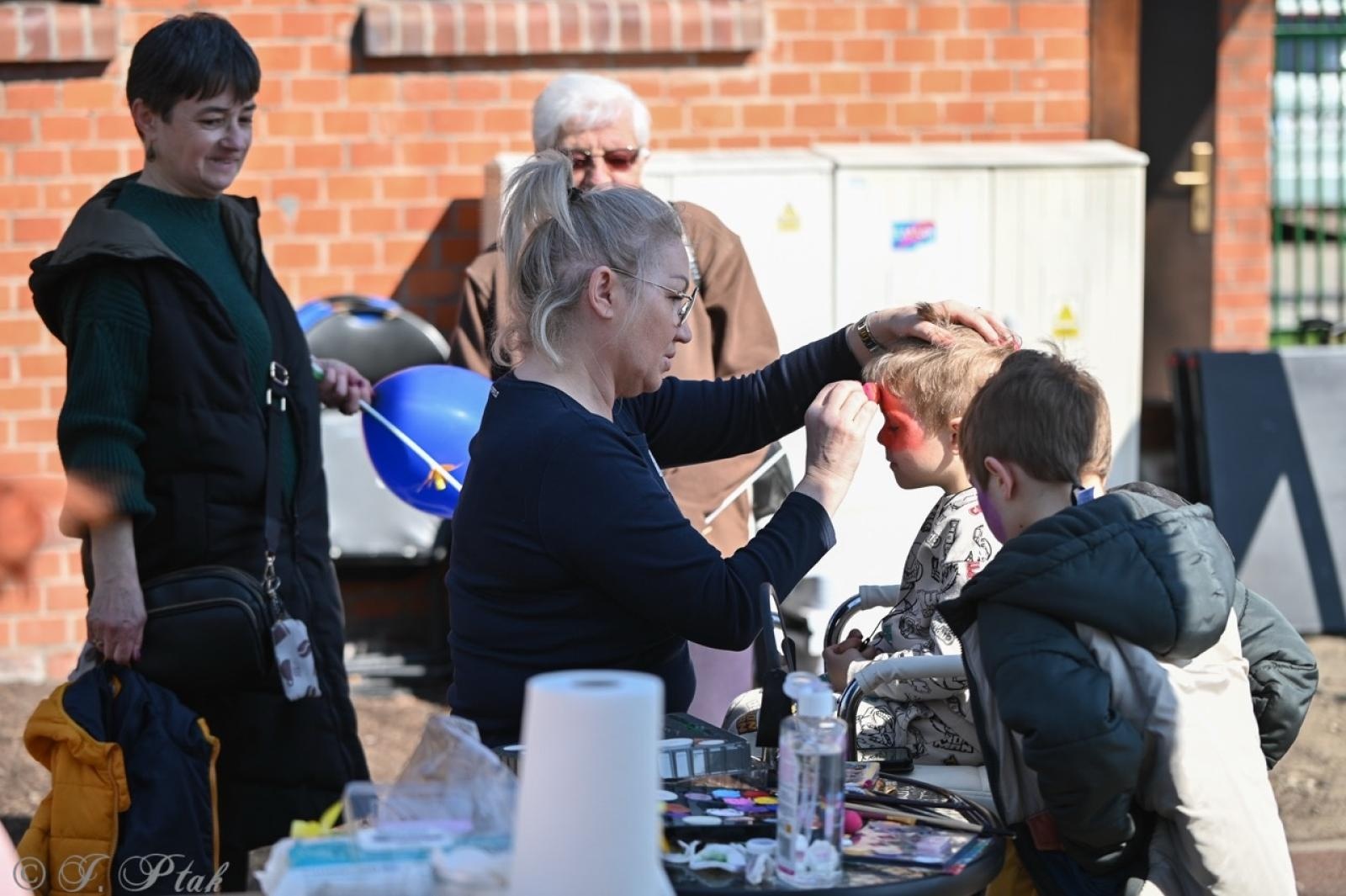 Zdjęcie w galerii na portalu naszraciborz.pl: Piknik na powitanie wiosny w Raciborzu. Gwarno i kolorowo w parku Jordanowskim [FOTO i WIDEO] wiadomości z regionu