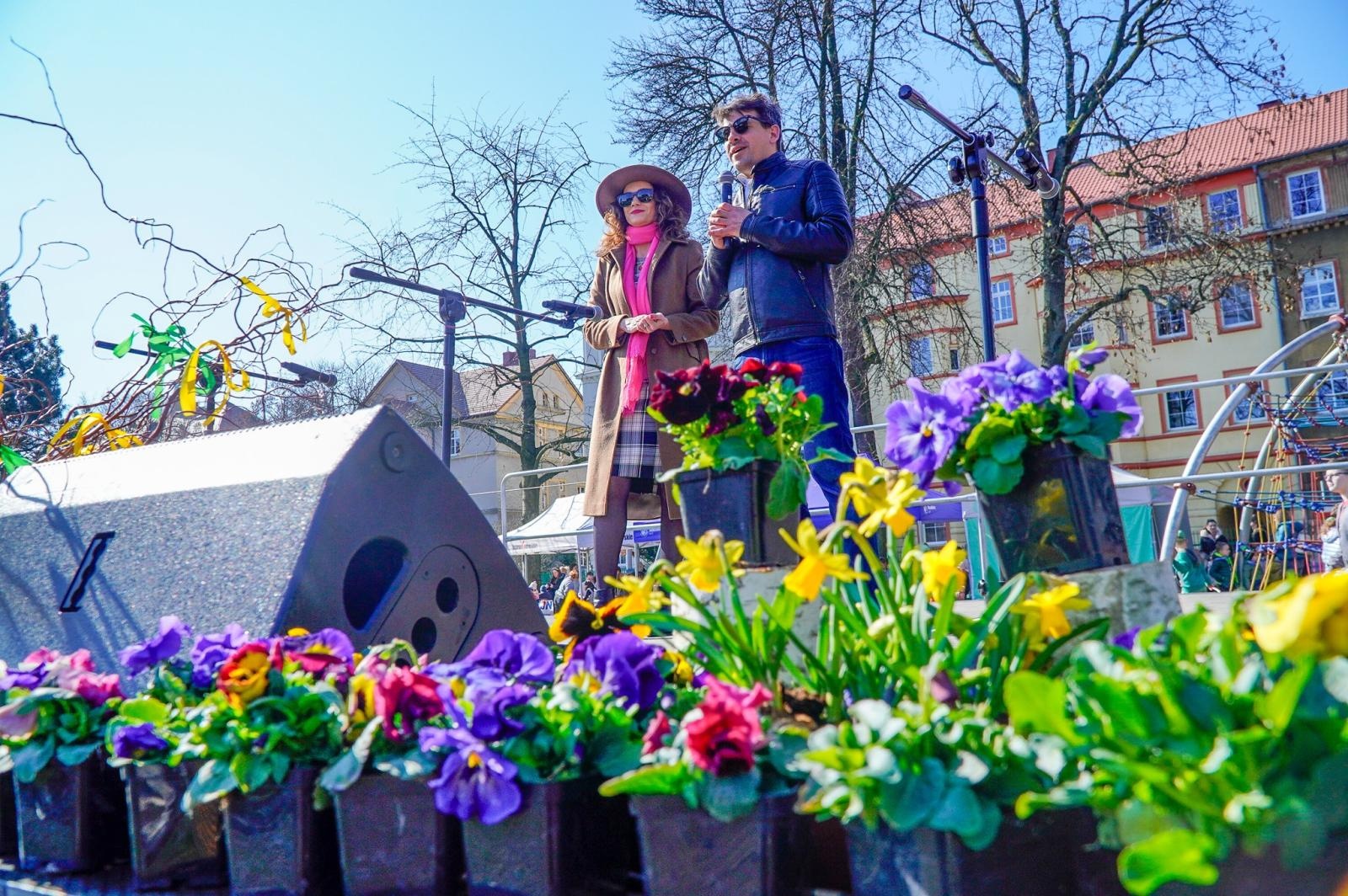 Zdjęcie w galerii na portalu naszraciborz.pl: Piknik na powitanie wiosny w Raciborzu. Gwarno i kolorowo w parku Jordanowskim [FOTO i WIDEO] wiadomości z regionu