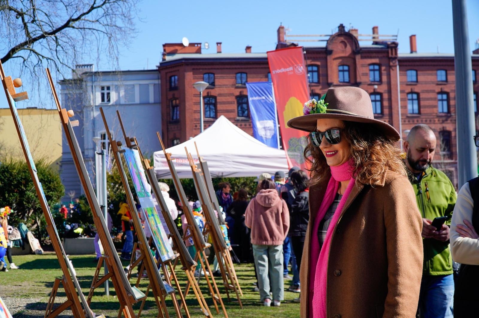 Zdjęcie w galerii na portalu naszraciborz.pl: Piknik na powitanie wiosny w Raciborzu. Gwarno i kolorowo w parku Jordanowskim [FOTO i WIDEO] wiadomości z regionu