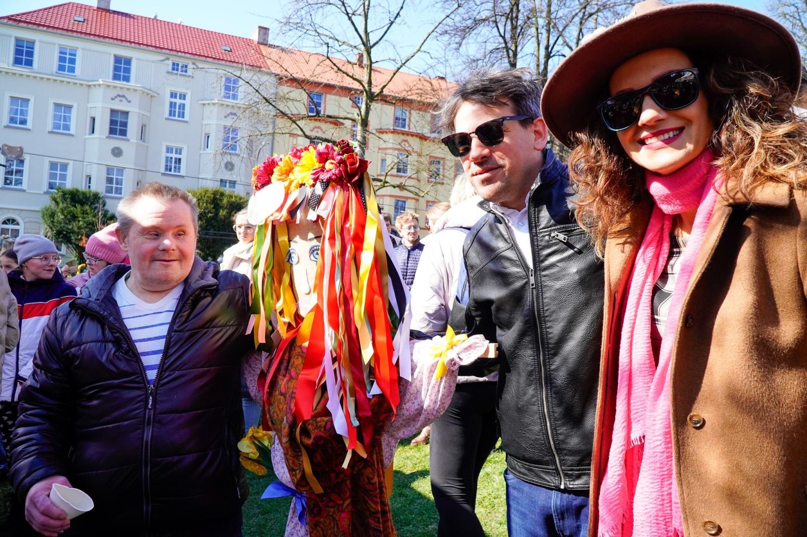Zdjęcie w galerii na portalu naszraciborz.pl: Piknik na powitanie wiosny w Raciborzu. Gwarno i kolorowo w parku Jordanowskim [FOTO i WIDEO] wiadomości z regionu