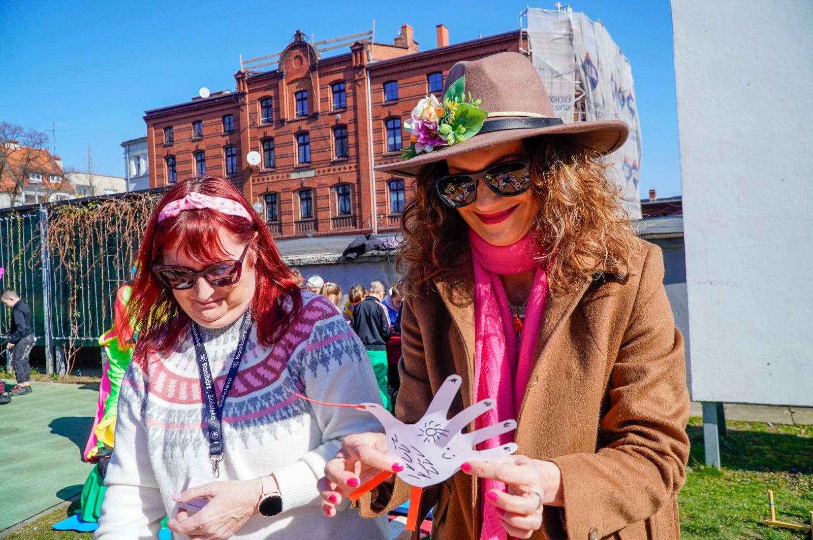 Zdjęcie w galerii na portalu naszraciborz.pl: Piknik na powitanie wiosny w Raciborzu. Gwarno i kolorowo w parku Jordanowskim [FOTO i WIDEO] wiadomości z regionu