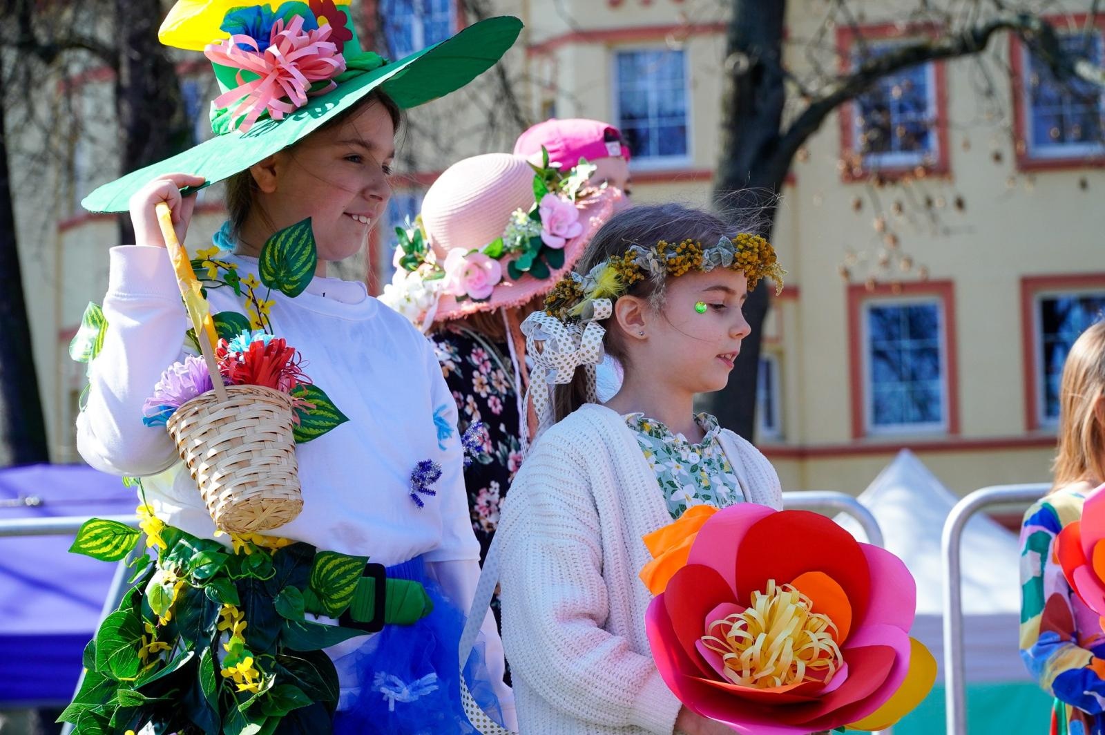 Zdjęcie w galerii na portalu naszraciborz.pl: Piknik na powitanie wiosny w Raciborzu. Gwarno i kolorowo w parku Jordanowskim [FOTO i WIDEO] wiadomości z regionu