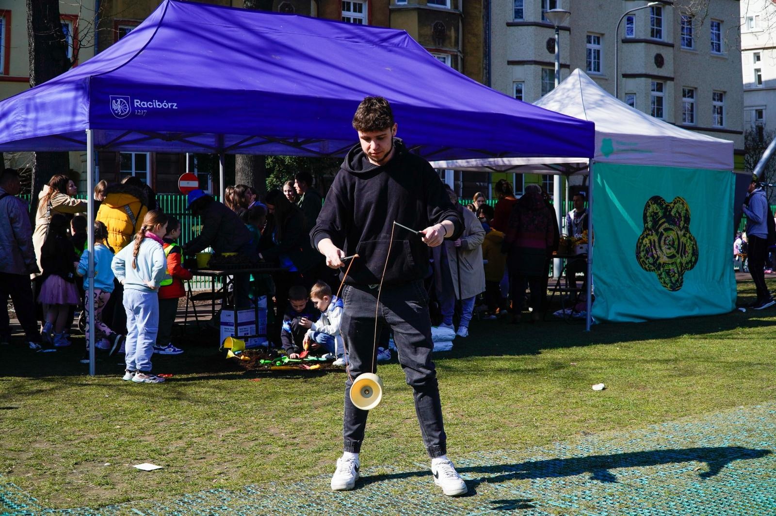 Zdjęcie w galerii na portalu naszraciborz.pl: Piknik na powitanie wiosny w Raciborzu. Gwarno i kolorowo w parku Jordanowskim [FOTO i WIDEO] wiadomości z regionu
