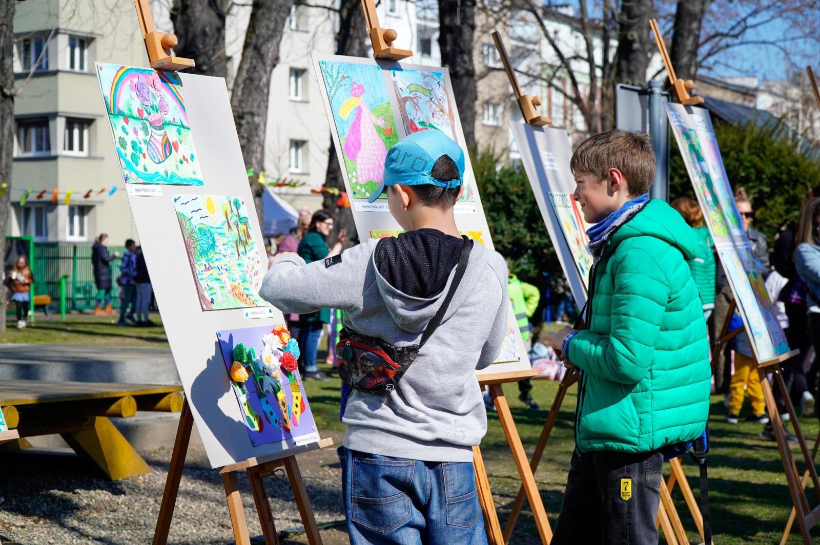 Zdjęcie w galerii na portalu naszraciborz.pl: Piknik na powitanie wiosny w Raciborzu. Gwarno i kolorowo w parku Jordanowskim [FOTO i WIDEO] wiadomości z regionu