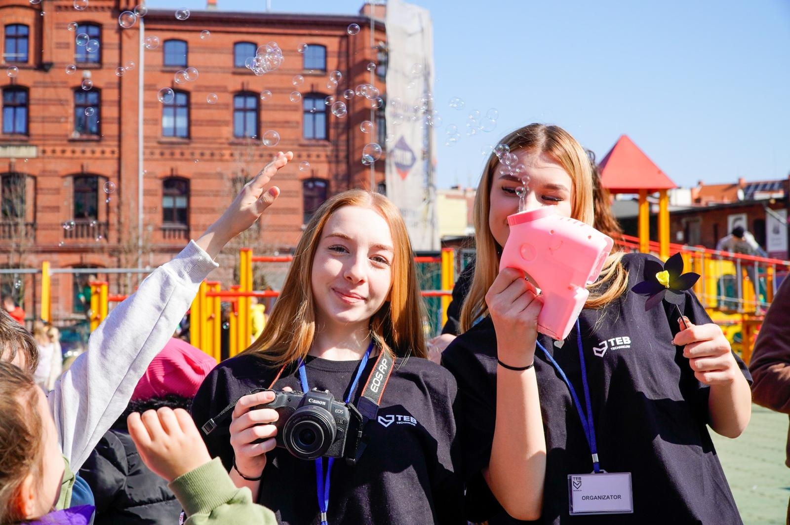 Zdjęcie w galerii na portalu naszraciborz.pl: Piknik na powitanie wiosny w Raciborzu. Gwarno i kolorowo w parku Jordanowskim [FOTO i WIDEO] wiadomości z regionu