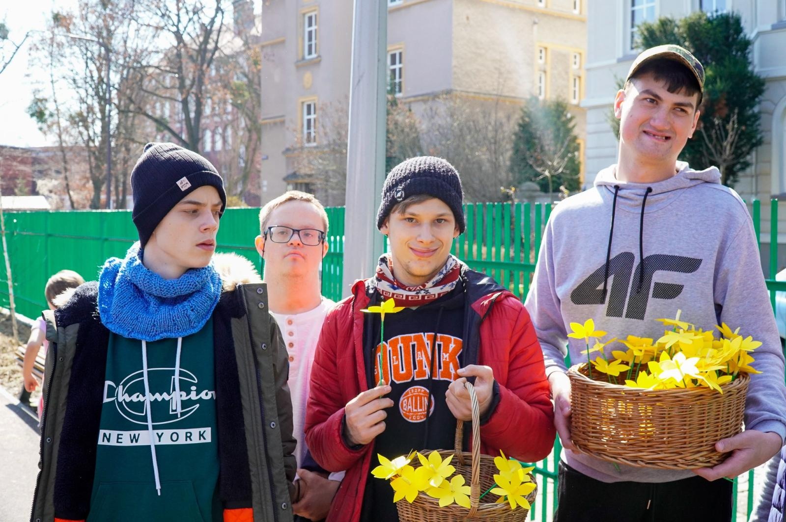 Zdjęcie w galerii na portalu naszraciborz.pl: Piknik na powitanie wiosny w Raciborzu. Gwarno i kolorowo w parku Jordanowskim [FOTO i WIDEO] wiadomości z regionu