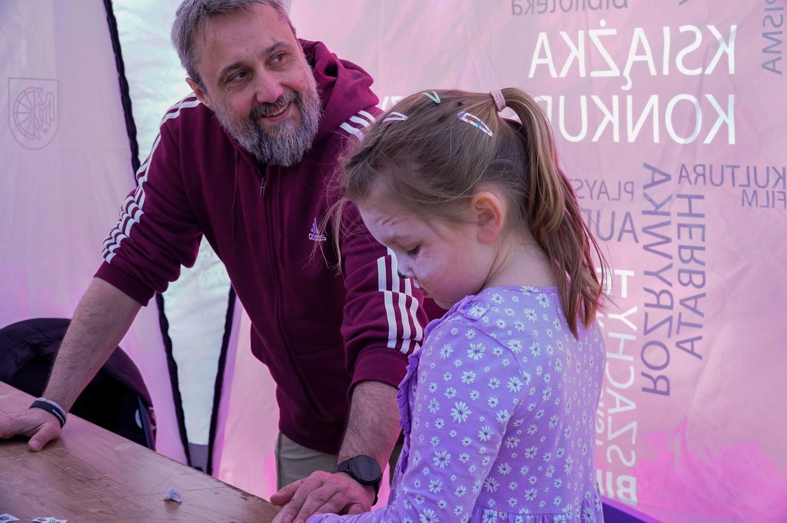 Zdjęcie w galerii na portalu naszraciborz.pl: Piknik na powitanie wiosny w Raciborzu. Gwarno i kolorowo w parku Jordanowskim [FOTO i WIDEO] wiadomości z regionu
