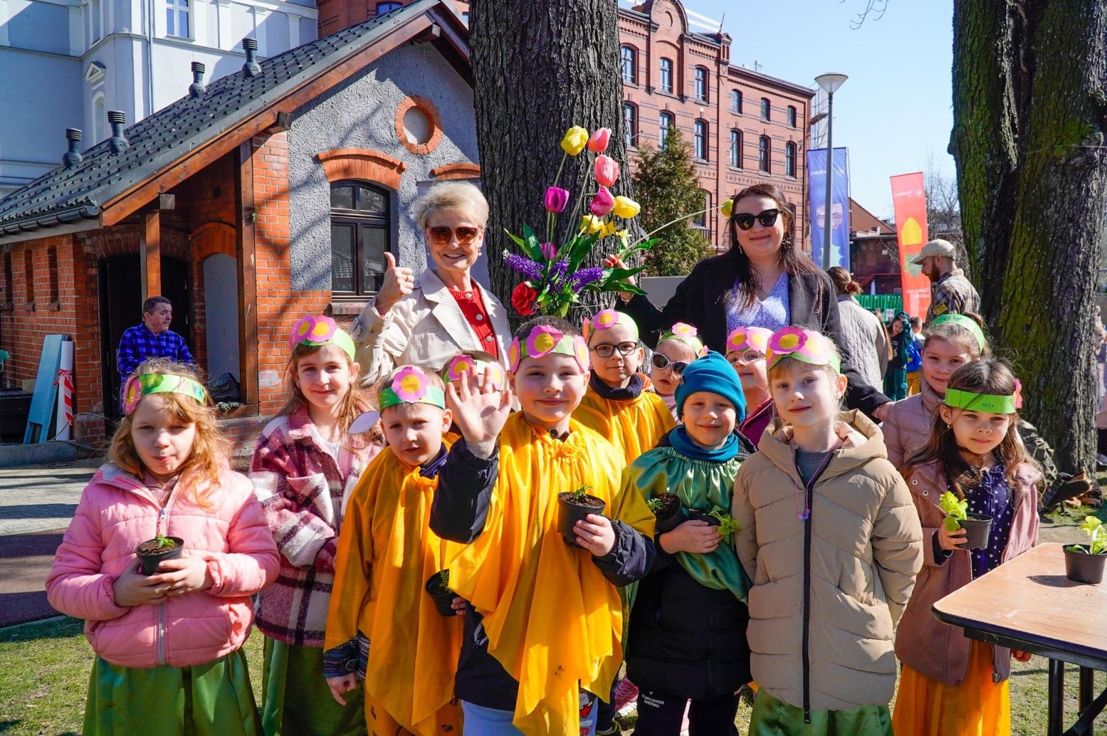 Zdjęcie w galerii na portalu naszraciborz.pl: Piknik na powitanie wiosny w Raciborzu. Gwarno i kolorowo w parku Jordanowskim [FOTO i WIDEO] wiadomości z regionu