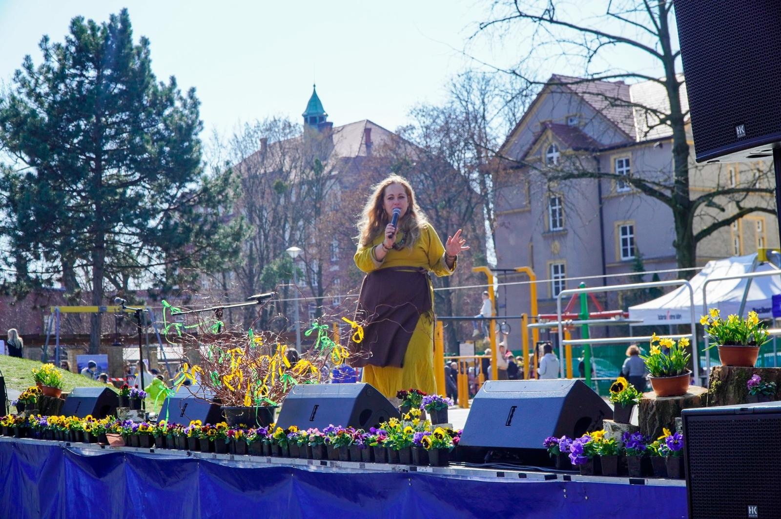 Zdjęcie w galerii na portalu naszraciborz.pl: Piknik na powitanie wiosny w Raciborzu. Gwarno i kolorowo w parku Jordanowskim [FOTO i WIDEO] wiadomości z regionu