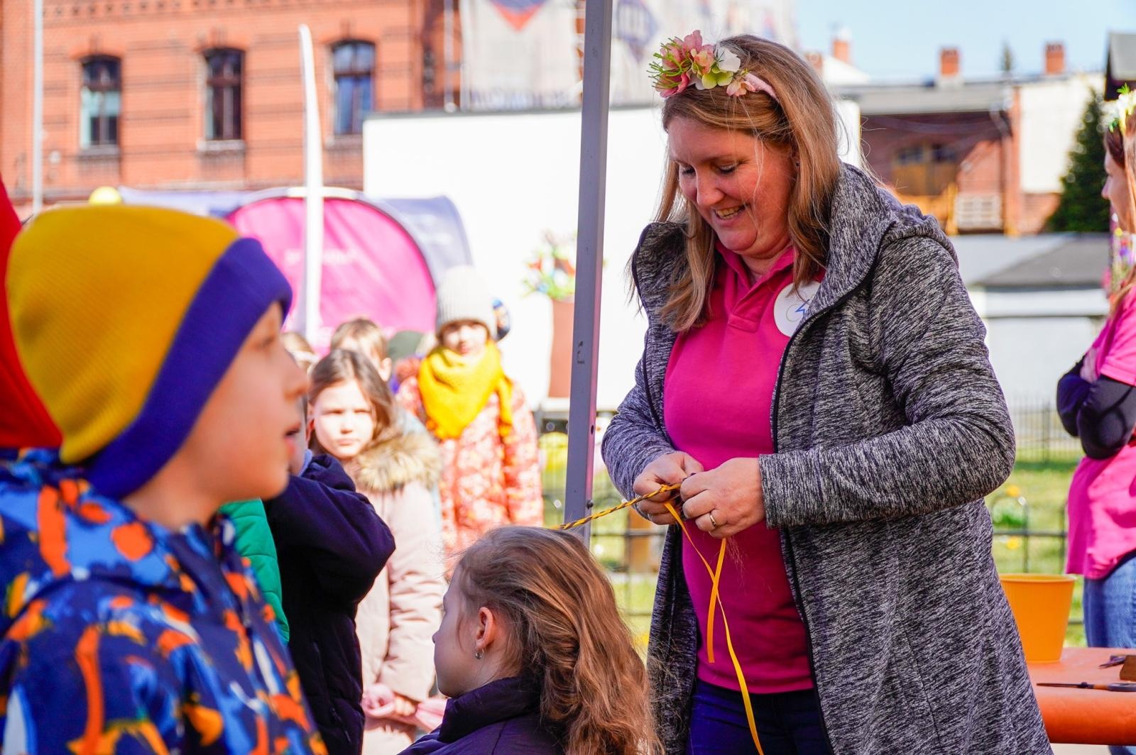 Zdjęcie w galerii na portalu naszraciborz.pl: Piknik na powitanie wiosny w Raciborzu. Gwarno i kolorowo w parku Jordanowskim [FOTO i WIDEO] wiadomości z regionu