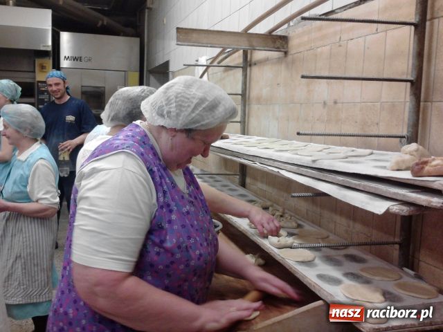 Zdjęcie w galerii na portalu naszraciborz.pl: Podziękowania za pieczenie kołacza wiadomości z regionu