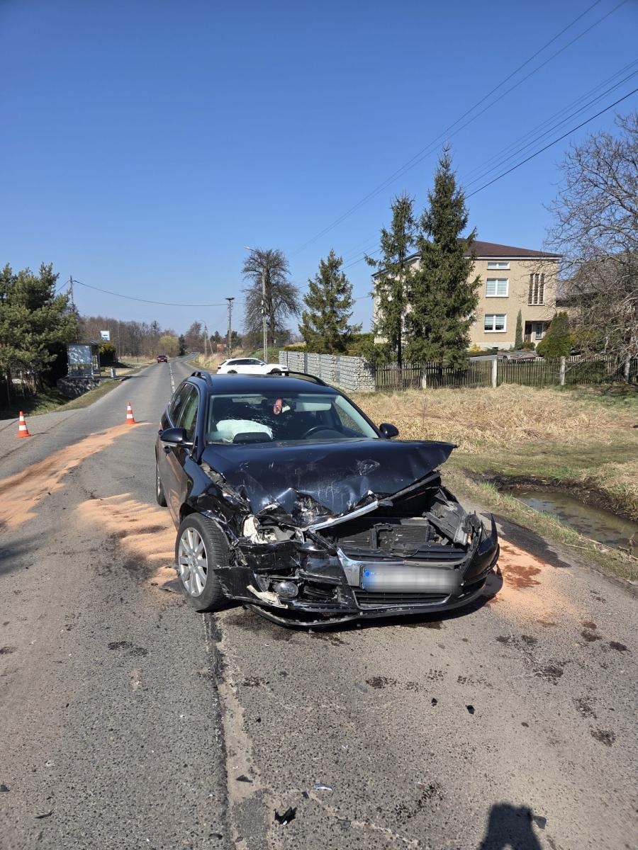 Zdjęcie w galerii na portalu naszraciborz.pl: Czołowe zderzenie w Rzuchowie. Jedna osoba trafiła do szpitala wiadomości z regionu
