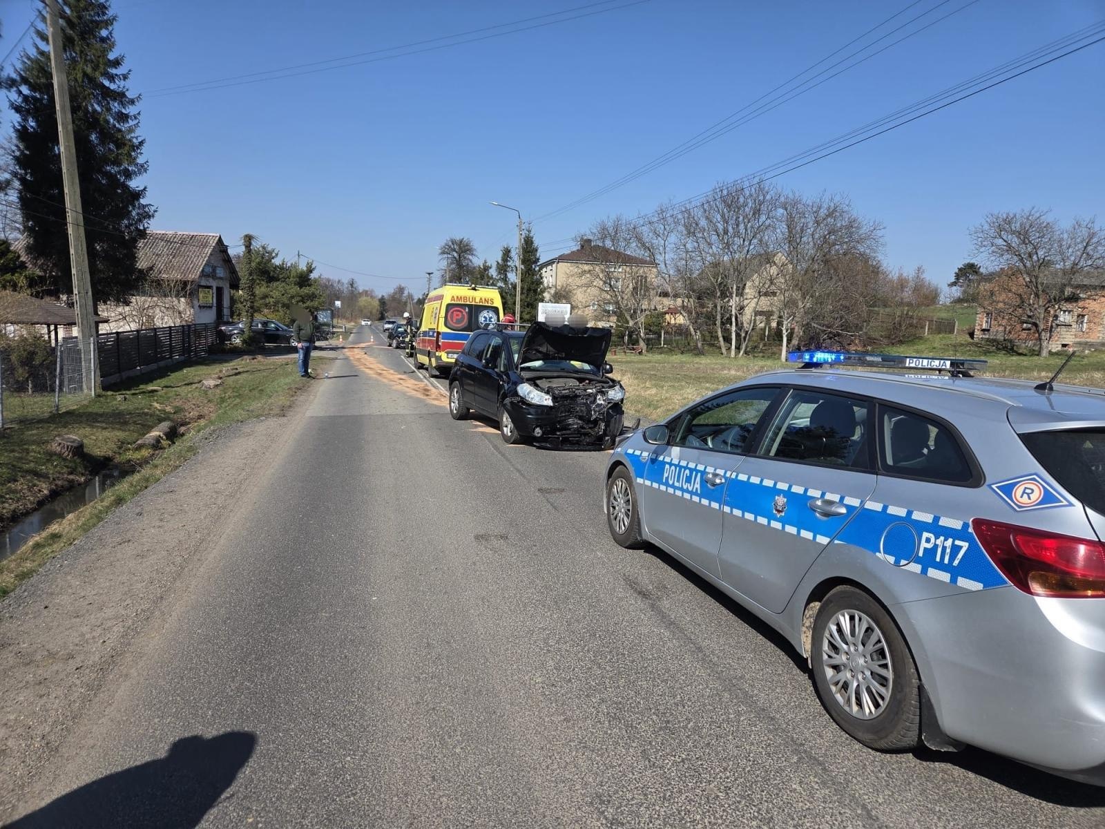 Zdjęcie w galerii na portalu naszraciborz.pl: Czołowe zderzenie w Rzuchowie. Jedna osoba trafiła do szpitala wiadomości z regionu