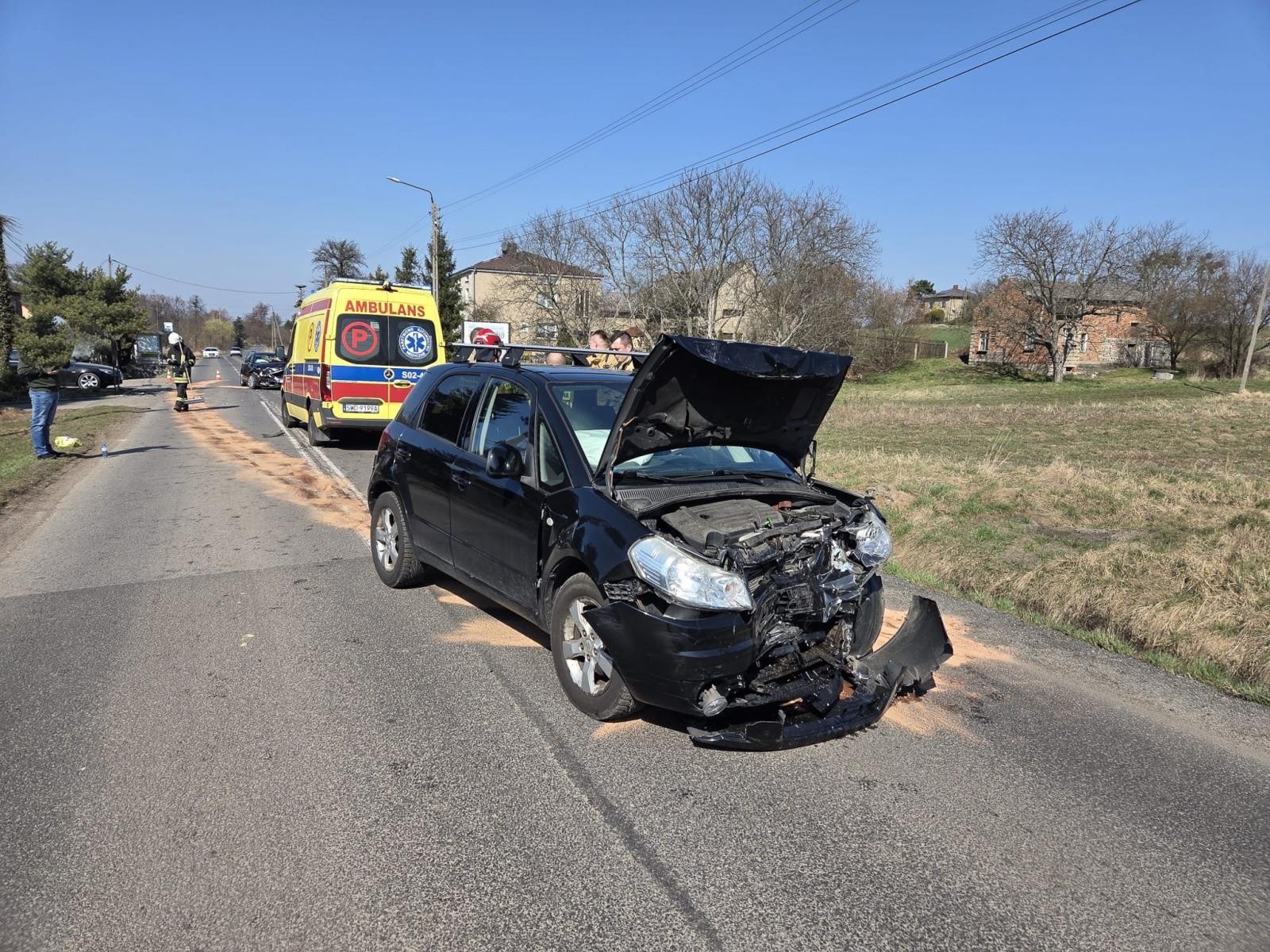 Zdjęcie w galerii na portalu naszraciborz.pl: Czołowe zderzenie w Rzuchowie. Jedna osoba trafiła do szpitala wiadomości z regionu