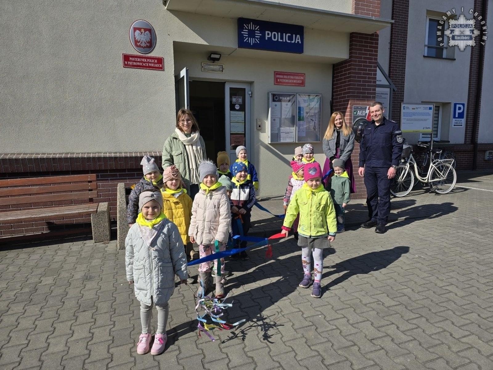 Zdjęcie w galerii na portalu naszraciborz.pl: Wiosenne odwiedziny policjantów z Pietrowic Wielkich wiadomości z regionu