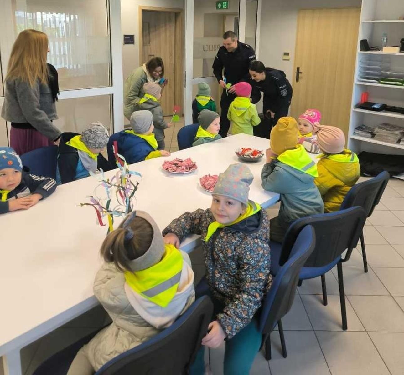 Zdjęcie w galerii na portalu naszraciborz.pl: Wiosenne odwiedziny policjantów z Pietrowic Wielkich wiadomości z regionu